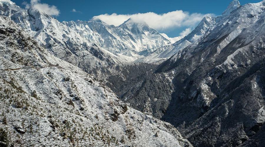 高原湖泊与山林秋色